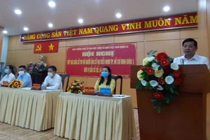 Ứng cử viên Nguyễn Toàn Thắng trình bày chương trình hành động với cử tri phường Đông Hưng Thuận (quận 12)