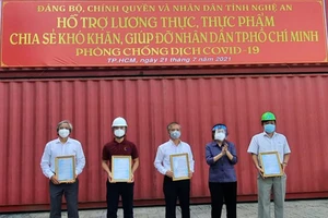 Chủ tịch Ủy ban MTTQ Việt Nam TPHCM Tô Thị Bích Châu gửi thư cám ơn của lãnh đạo Thành ủy TPHCM đến đại diện các doanh nghiệp ủng hộ công tác vận chuyển, tiếp nhận gần 300 tấn hàng hóa