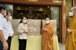 Giáo hội Phật giáo Việt Nam tặng TPHCM 6 máy thở đa năng