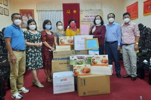 Ủy ban MTTQ Việt Nam TP Cần Thơ tiếp nhận trang thiết bị y tế, hàng hóa thiết yếu do Công ty CP Thực phẩm Bình Tây trao tặng