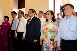Thủ tướng và đoàn đại biểu TPHCM dâng hương, dâng hoa tưởng nhớ Chủ tịch Hồ Chí Minh