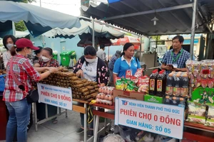 Hơn 500 bệnh nhân nghèo Bệnh viện TP Thủ Đức mua hàng miễn phí tại Phiên chợ 0 đồng