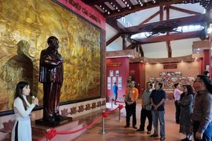 Đoàn cán bộ tuyên giáo, báo chí, xuất bản TPHCM dâng hương tại Đền thờ Chủ tịch Hồ Chí Minh tỉnh Bạc Liêu 
