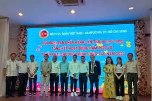 Các cá nhân Hội Hữu nghị Việt Nam - Campuchia TPHCM nhận đỡ đầu các sinh viên đang học tập tại TPHCM