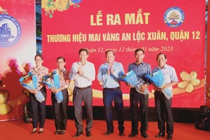 Lãnh đạo UBND quận 12 tặng hoa các gia đình trồng hoa mai tiêu biểu của 3 phường Thạnh Lộc, Thạnh Xuân, An Phú Đông