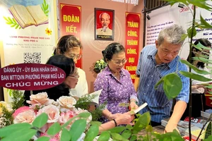 Người dân tham quan, tìm hiểu tư liệu, hình ảnh về Chủ tịch Hồ Chí Minh được giới thiệu tại quán