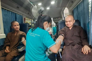 Chư tăng chùa Vĩnh Nghiêm tham gia hiến máu