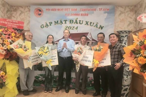 Trung tướng Nguyễn Văn Nam tặng hoa các doanh nghiệp có nhiều đóng góp cho hoạt động xã hội, từ thiện của Hội Hữu nghị Việt Nam - Campuchia TPHCM