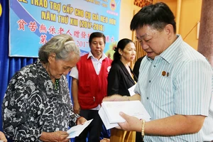 Ông Trương Tử Minh, Trưởng ban thường trực Hội quán Ôn Lăng trao hỗ trợ cho các cụ già neo đơn