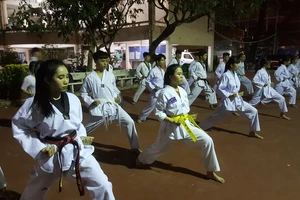 Trào lưu phái đẹp theo tập môn taekwondo ngày càng đông đảo. Ảnh: NGUYỄN ANH