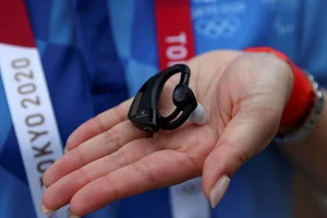 Chiếc tai nghe có thể theo dõi nhịp tim, nhiệt độ của người đeo và đưa ra cảnh báo nguy cơ sốc nhiệt ở Olympic Tokyo
