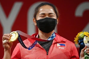 Hidilyn Diaz đi vào lịch sử khi là VĐV đầu tiên của Philippines giành HCV tại một kỳ Olympic. Ảnh: AFP