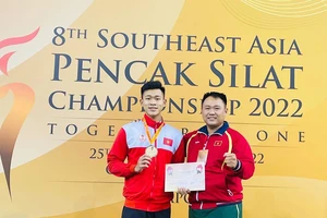 VĐV Nguyễn Tấn Sang (trái) và anh Trần Huỳnh Thanh Quốc, trưởng bộ môn Pencak Silat TPHCM. Ảnh: NGUYỄN ANH