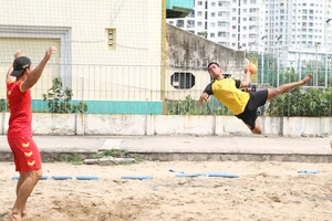 Các VĐV bóng ném bãi biển nam Việt Nam tích cực tập luyện chuẩn bị cho SEA Games 31. Ảnh: NGUYỄN ANH