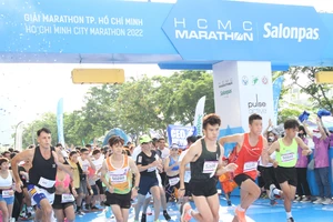 Các VĐV ở cự ly 5km bắt đầu đường đua tại Salonpas HCMC Marathon 2022. Ảnh: NGUYỄN ANH