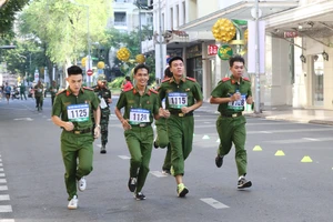 Hơn 1.000 VĐV tham dự giải Việt dã truyền thống tại TPHCM. Ảnh: NGUYỄN ANH
