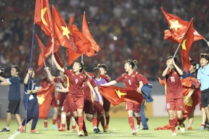 Tấm HCV là thành quả xứng đáng cho sự nỗ lực tập luyện trong thời gian qua của đội tuyển bóng đá nữ Việt Nam. Ảnh: DŨNG PHƯƠNG