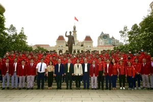 Lãnh đạo TPHCM cùng các thành viên của đoàn thể thao thành phố chụp ảnh lưu niệm tại tượng đài Chủ tịch Hồ Chí Minh. Ảnh: DŨNG PHƯƠNG