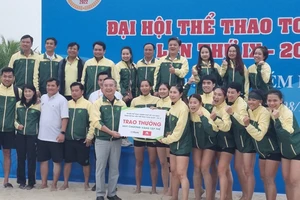 Giám đốc Sở VH-TT TPHCM Trần Thế Thuận, Trưởng đoàn thể thao TPHCM trao thưởng cho thành tích HCV của các VĐV bóng ném bãi biển