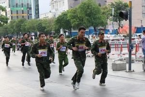 Hơn 1.000 VĐV tham dự giải Việt dã lực lượng vũ trang tại TPHCM. Ảnh: NGUYỄN ANH