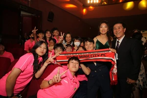QBV nữ 2022 Huỳnh Như cùng các thành viên của tuyển U19 nữ TPHCM. Ảnh: DŨNG PHƯƠNG