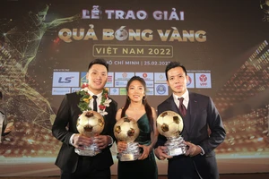 Hồ Văn Ý, Huỳnh Như và Văn Quyết nhận Quả bóng vàng Việt Nam 2022. Ảnh: DŨNG PHƯƠNG