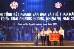 Thứ trưởng Bộ VH-TT-DL Tạ Quang Đông (thứ 2 từ trái sang) trao tặng Cờ thi đua cho đại diện Sở VH-TT TPHCM. Ảnh: THANH TÙNG