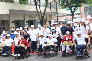 Hơn 1.000 người đã tham gia hoạt động đi bộ nhằm hưởng ứng Ngày người khuyết tật Việt Nam 18-4. Ảnh: THANH TÙNG 