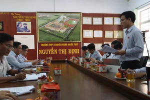 Buổi khảo sát của Ban VH-XH HĐND TPHCM tại trường Năng khiếu TDTT Nguyễn Thị Định. Ảnh: THANH TÙNG
