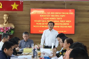 Trưởng Ban VH-XH HĐND TPHCM Cao Thanh Bình triển khai các nội dung tại buổi khảo sát. Ảnh: THANH TÙNG