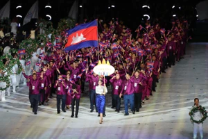 Phần diễu hành của đoàn thể thao Campuchia trong lễ khai mạc SEA Games 32. Ảnh: DŨNG PHƯƠNG