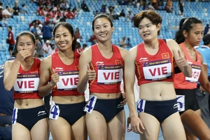 2 tuyển thủ TPHCM Hà Thị Thu và Lê Tú Chinh (giữa) góp công mang về tấm HCB 4x100m nữ. Ảnh: DŨNG PHƯƠNG