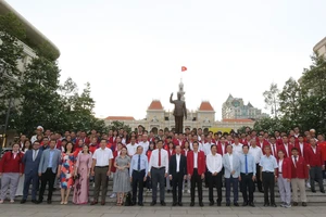 Lãnh đạo các sở, ban ngành TPHCM cùng các thành viên của đoàn thể thao thành phố chụp ảnh lưu niệm tại tượng đài Chủ tịch Hồ Chí Minh. Ảnh: DŨNG PHƯƠNG