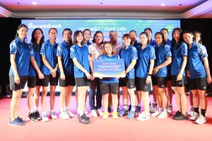 Đội tuyển bóng chuyền nữ TPHCM nhận tài trợ từ Sacombank 