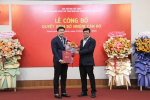 Cục trưởng Cục TDTT Đặng Hà Việt (phải) trao Quyết định bổ nhiệm cho ông Phạm Thanh Tú