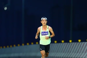 Hoàng Nguyên Thanh vô địch cự ly 21km Run To Live 2024. Ảnh: DŨNG PHƯƠNG 