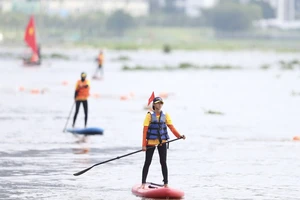 Sôi nổi các giải đấu thể thao dưới nước trên sông Sài Gòn. Ảnh: DŨNG PHƯƠNG 