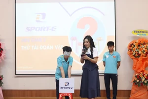 SPORT-E đồng hành cùng chương trình, xuyên suốt các trò chơi. Ảnh: THANH TÙNG 