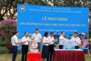 Ban lãnh đạo Trung tâm HLTTQG TPHCM, trường Đại học TDTT TPHCM quyên góp ủng hộ người dân chịu ảnh hưởng bởi bão lũ