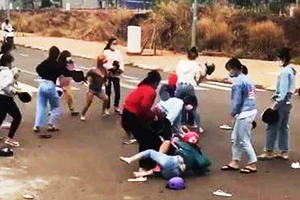 Hai nhóm nữ sinh đánh nhau được đăng tải trên mạng xã hội
