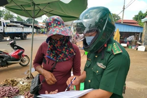 Bộ đội biên phòng tỉnh Bình Phước tham gia tuyên truyền chống dịch Covid-19
