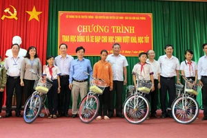 Báo SGGP trong một lần trao học bổng và xe đạp cho học sinh nghèo và học sinh đồng bào dân tộc tại huyện Lộc Ninh (tỉnh Bình Phước)