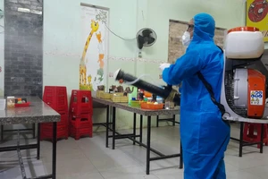 Lực lượng chức năng phun khử khuẩn tại huyện Đồng Phú