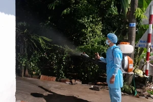 Lực lượng chức năng phun khử khuẩn tại huyện Đồng Phú.