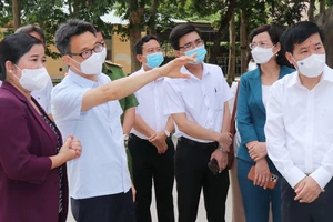 Phó Thủ tướng Vũ Đức Đam kiểm tra công tác điều trị tại bệnh viện dã chiến huyện Đồng Phú (Bình Phước)