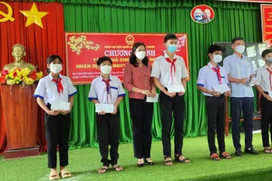 Các em học sinh có hoàn cảnh khó khăn, hiếu học ở xã Thiện Hưng được nhận học bổng
