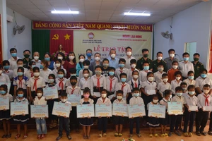 Nguyên Phó Thủ tướng Thường trực Trương Hòa Bình tặng quà học sinh, sinh viên dân tộc vùng biên giới Bình Phước