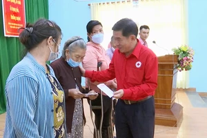 Lãnh đạo Hội chữ thập đỏ tỉnh Bình Phước trao tặng quà cho bà con có hoàn cảnh khó khăn​