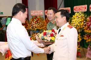 Bí thư Tỉnh uỷ Đồng Nai Nguyễn Hồng Lĩnh chúc mừng Thiếu tướng Nguyễn Sỹ Quang