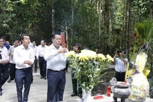 Trưởng Ban Tuyên giáo Trung ương trao nhà tình nghĩa cho cựu chiến binh ở Đồng Nai